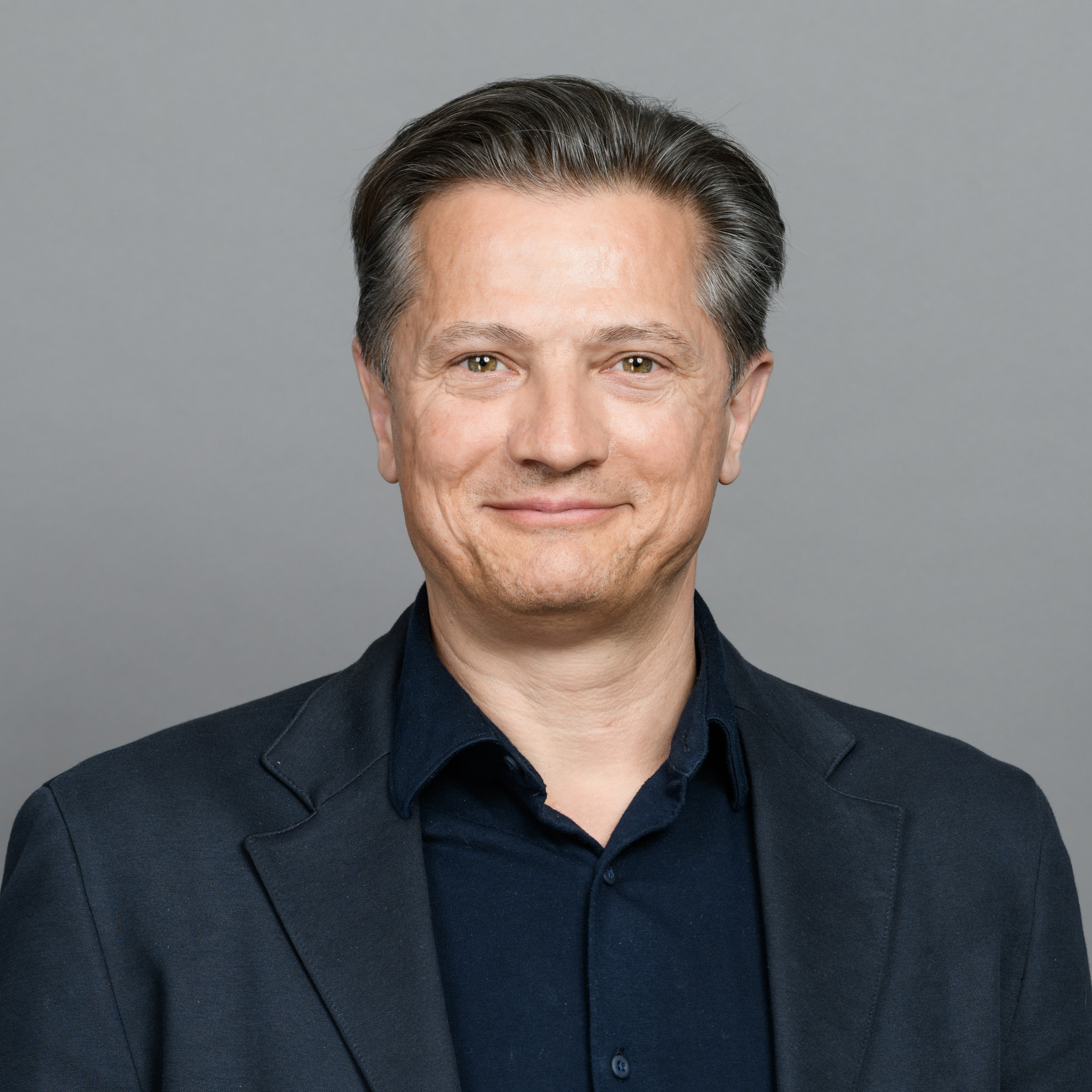 Dr Peter Varga